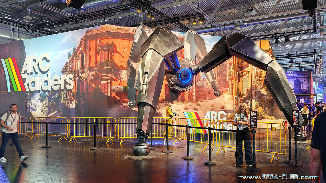 ARC RAIDERS: Die designten Wände wurden mit einer echten metallartigen Spinne erweitert, die aus dem Bild herausragt und um den Stand herum steht.