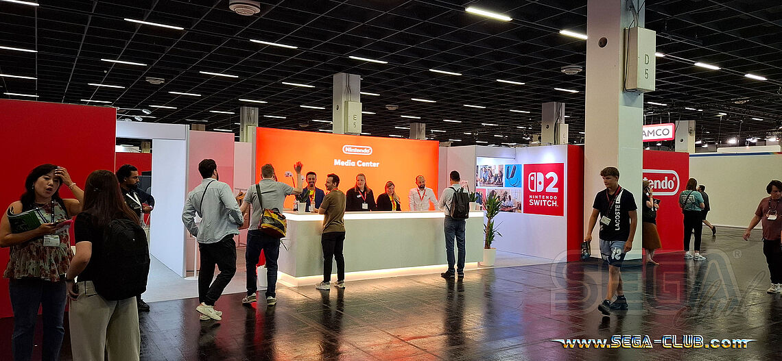 Rot-weißer Stand von Nintendo mit Switch 2 Logos