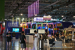 Blick aus der Ferne auf den SEGA Stand: SEGA Logo und Sonic Racing Logo zeigen am Himmel bereits, was eine erwartet
