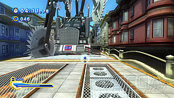 Sonic auf der Flucht nach vorn vor dem riesigen GUN-LKW mit extremen Sägen