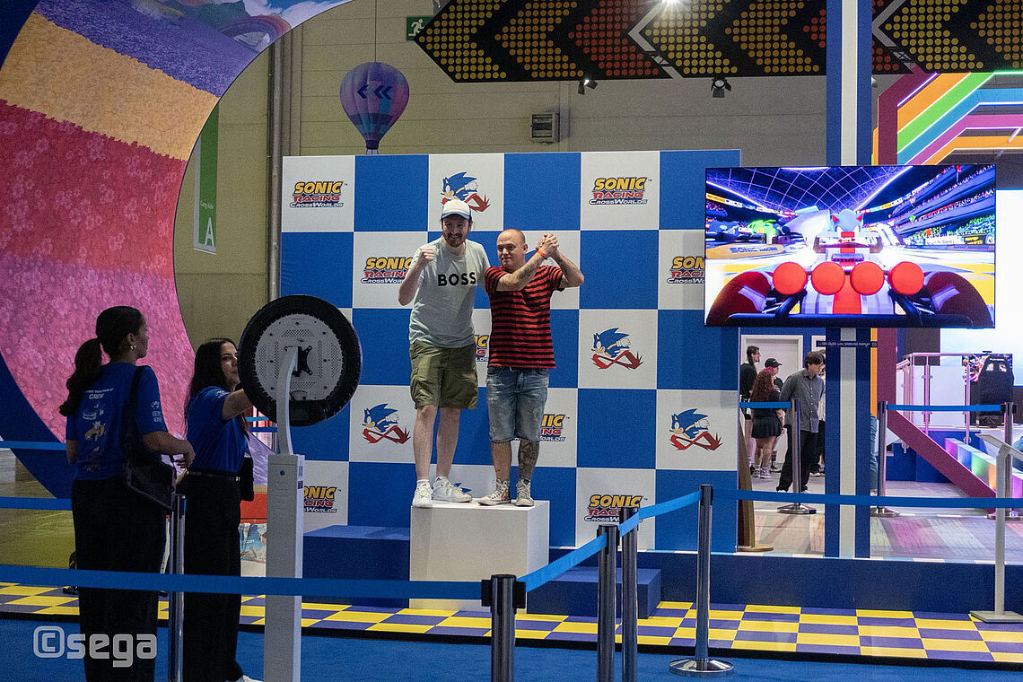 Zwei Fans gemeinsam auf Platz 1 des Siegertreppchens für ein gemeinsames Foto