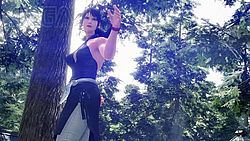 Sarah ist bereit, um sie herum jede Menge riesige grüne Tannen