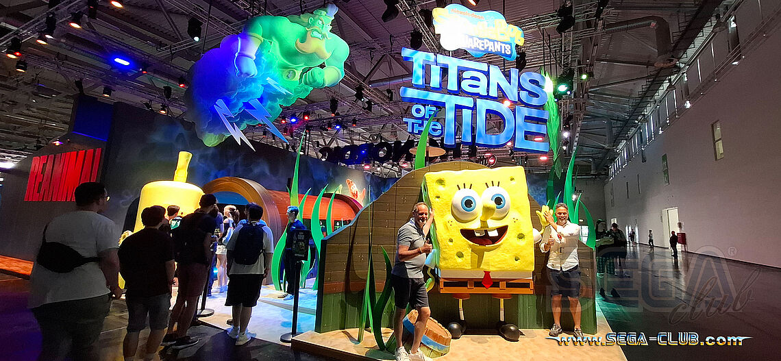 Reanimal sowie Titans of the Tide: zwei Männer lassen sich mit einer Spongebob Figur ablichten