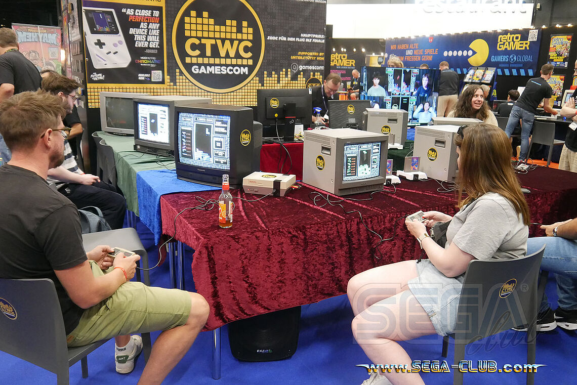 Gamer zocken am CTWC Stand NES Spiele