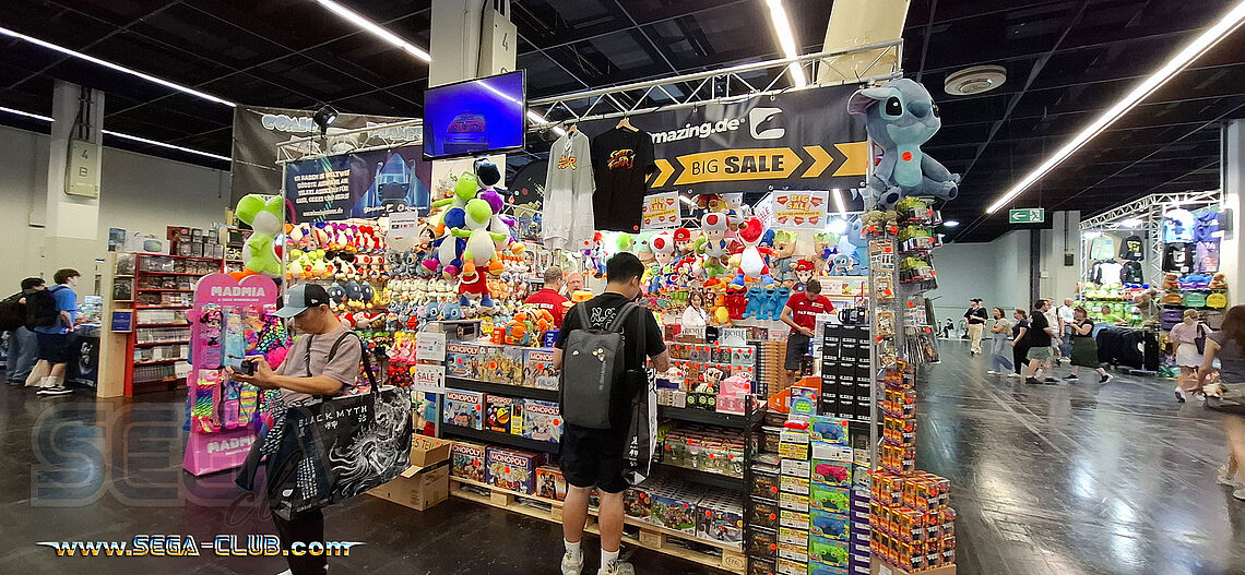 Standdesign mit Plüschtieren, vielen Yoshis, Monopoly Brettspielen, Shirts und mehr