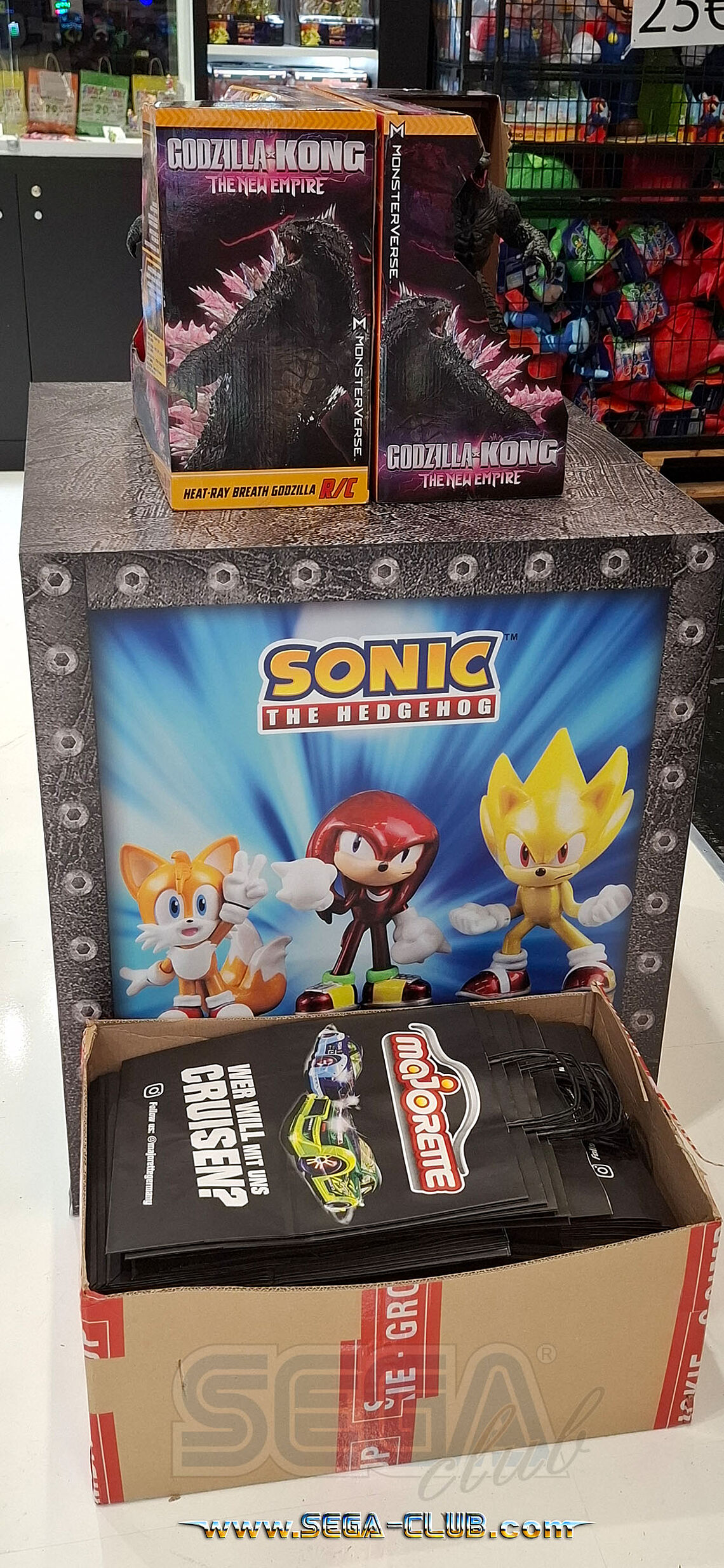 Ein Standwürfel mit Sonic Motiv für neue Sammelfiguren