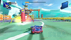 Sonic fährt auf ein Tor zu und versucht durch die rote Seite zu driften