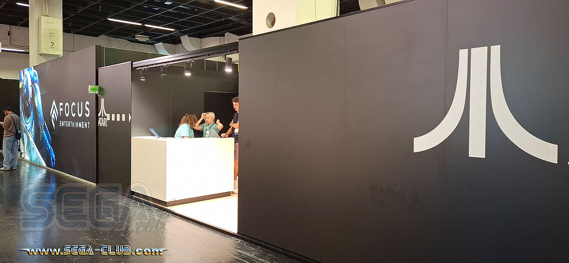 Seitenansicht eines gemeinsamen Standes von FOCOS Entertainment und ATARI