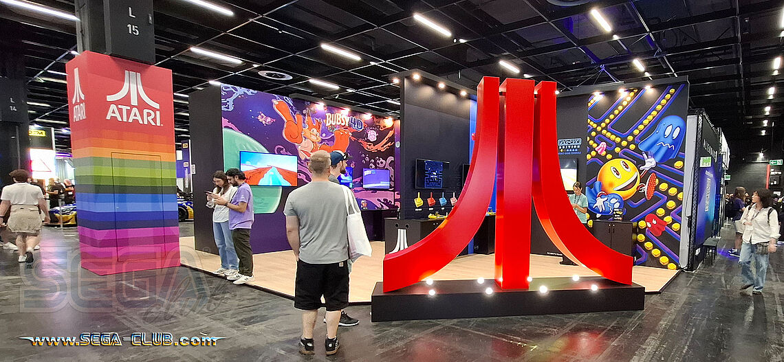 Ein riesiges rotes ATARI-Logo vorm dem Stand mit Bubsy 4D und Pac-Man