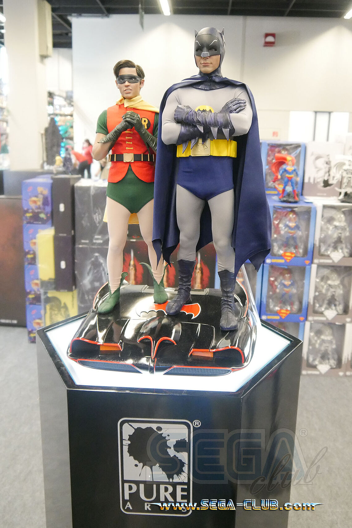 Riesige Batman und Robin als Aussteller-Figuren