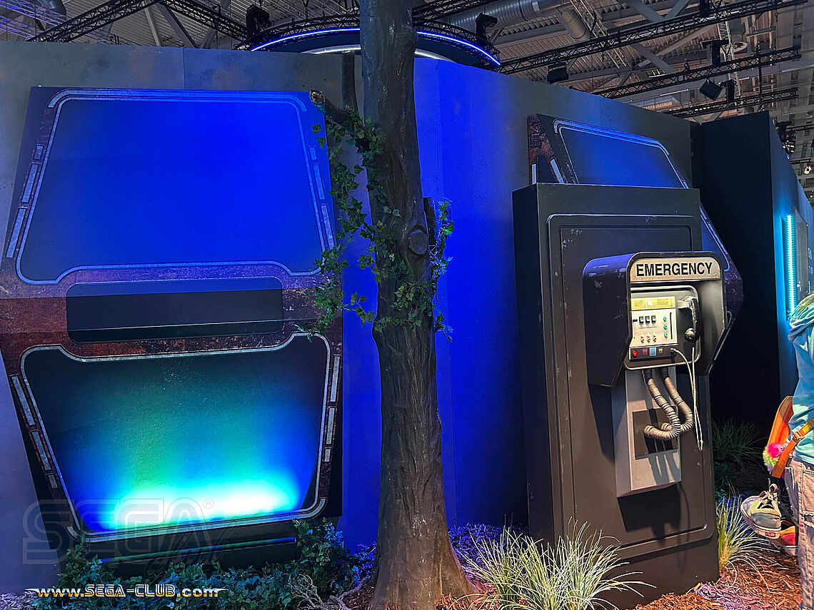 Alien-Raumschiff mit dem Emergency-Telefon neben einem Baum