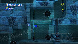 Sonic im 2D-Unterwasserabenteuer hält sich an einer Stange fest 