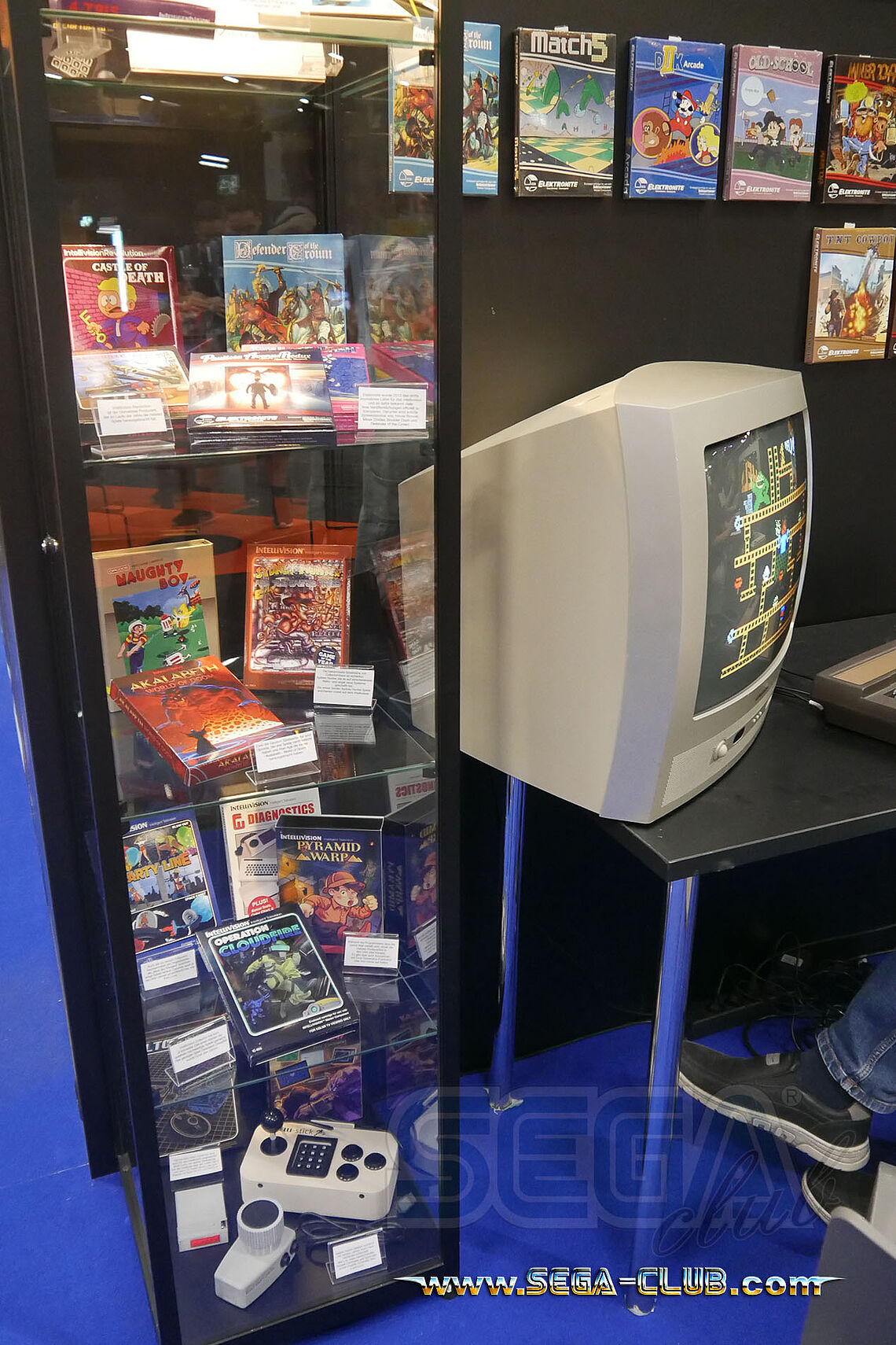 Vitrine mit Spiele wie Naughty Boy, Pyramid Warp oder Castle of Earth