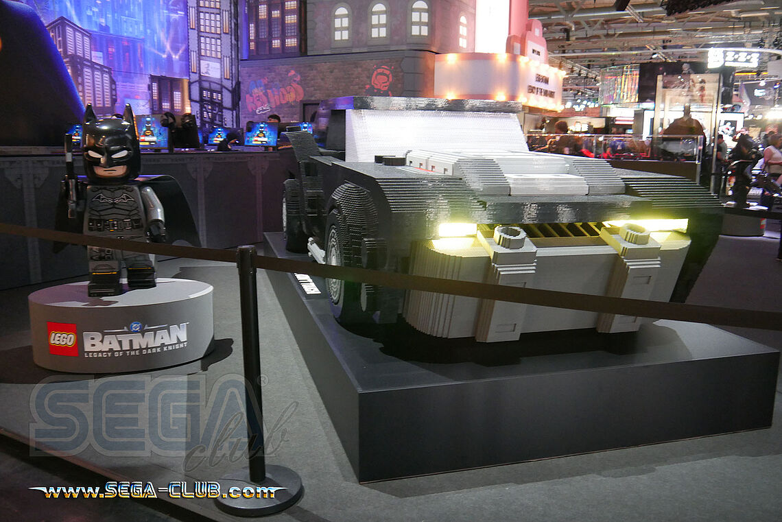 LEGO Batman: ein Batmobile in echter automobiler LEGO-Größe und eine LEGO Batman Figur