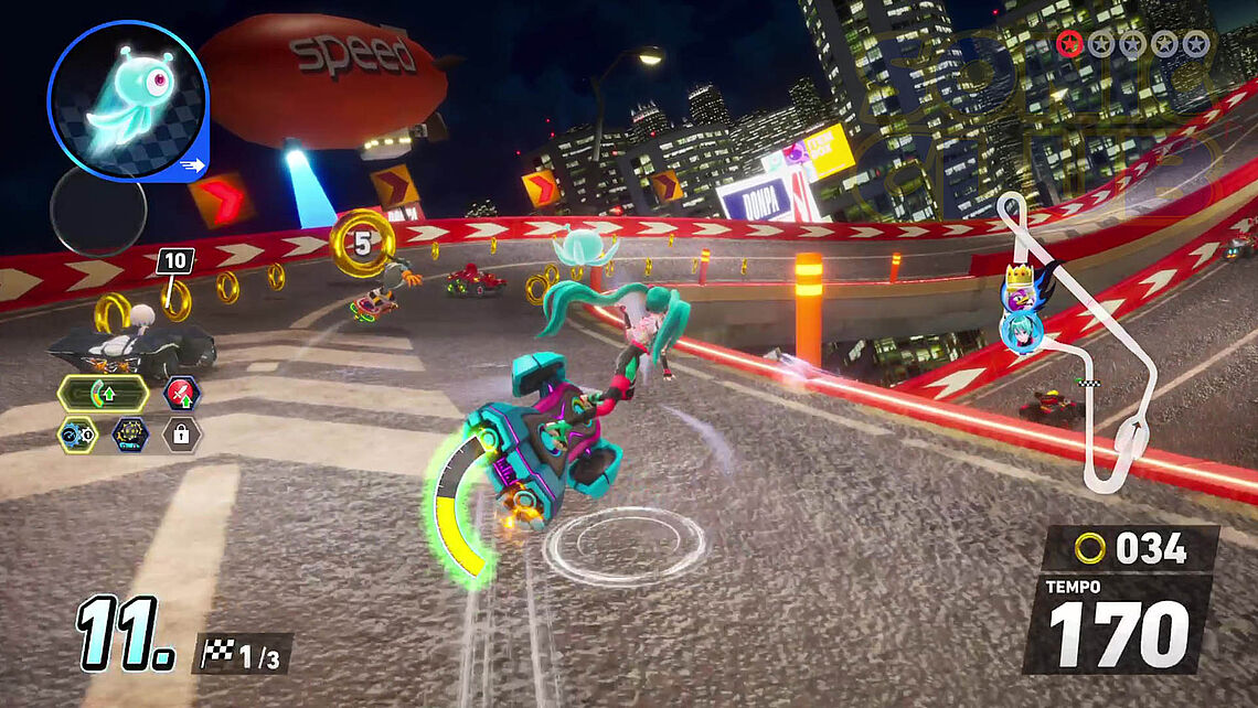 Miku Hatsune im Abendverkehr auf einem Extrem Gear