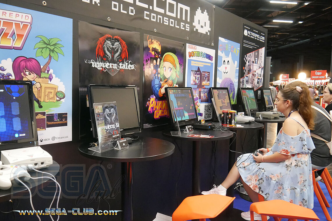 Besucher spielen am Hyperkin Mega Drive, SNES und SEGA Saturn