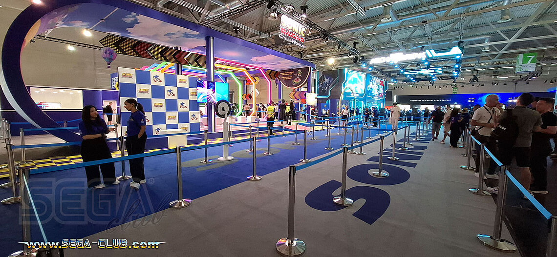 Überblick auf den Stand mit den Sonic Racing Schriftzügen auf dem Teppichböden