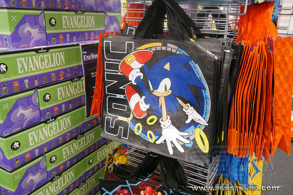 Eine große schwarze Tasche mit Sonic the Hedgehog designt