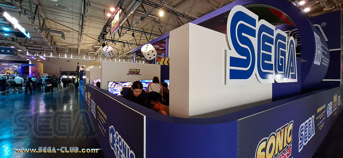 Runde Ecken: Hier kann man drüber schauen und beim Spielen zugucken: abgegrenzte Bereiche und riesige SEGA Logos