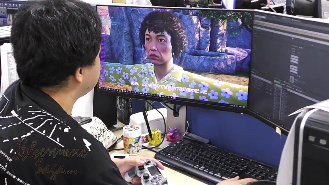 Mitarbeiter vor zwei Bildschirmen, Tastatur und PS4-Controller beim Charakterdesign