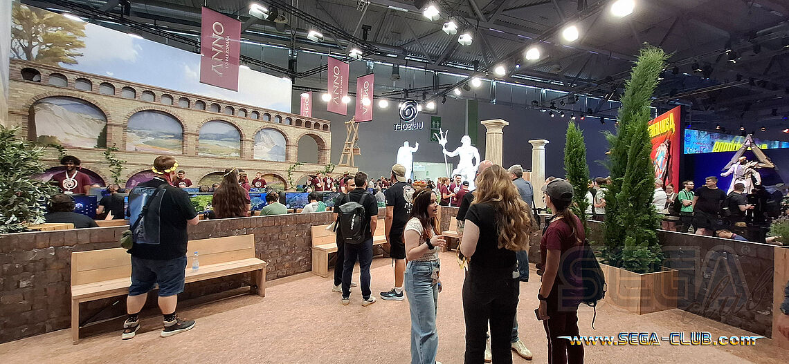 Ubisoft von der anderen Seite: Mauern und Bänke für Besucher, dahinter fürstliche Bauten und Spielnischen. 