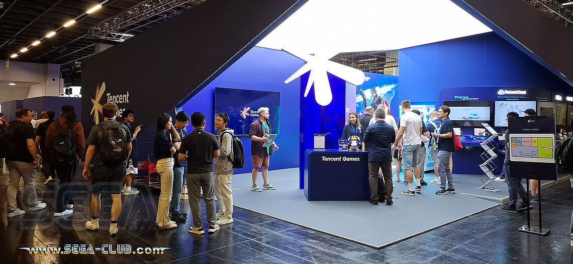 Tencent mit schrägen Wänden und freiem Zugang mit blauen Wänden