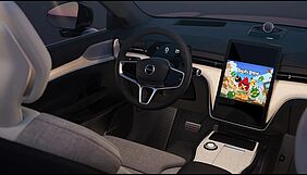 Angry Birds läuft auf dem Bildschirm im Fahrzeug