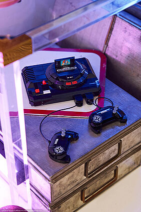 Mega Drive im LEGO-Look mit Sonic 2 Modul und zwei Controllern.