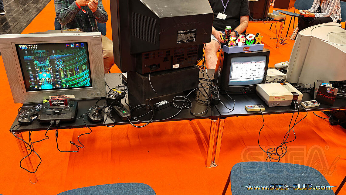 Ein Everdrive Modul steckt in einem SEGA Genesis 2, daneben ein NES