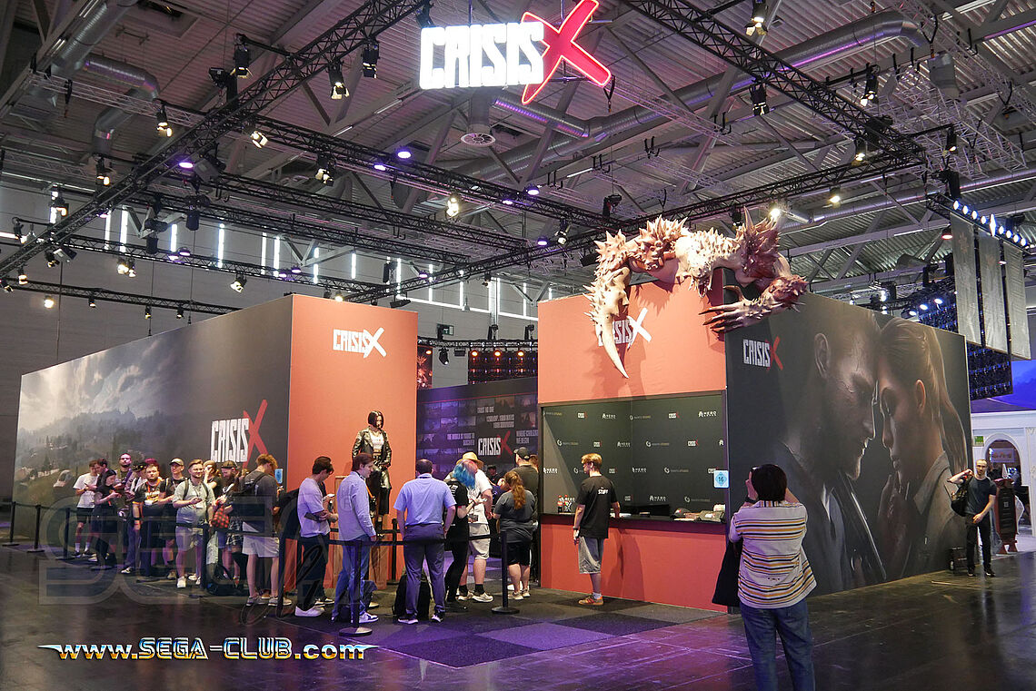 Crisis X: am orange-grauen Stand stehen viele Besucher in der Warteschlange