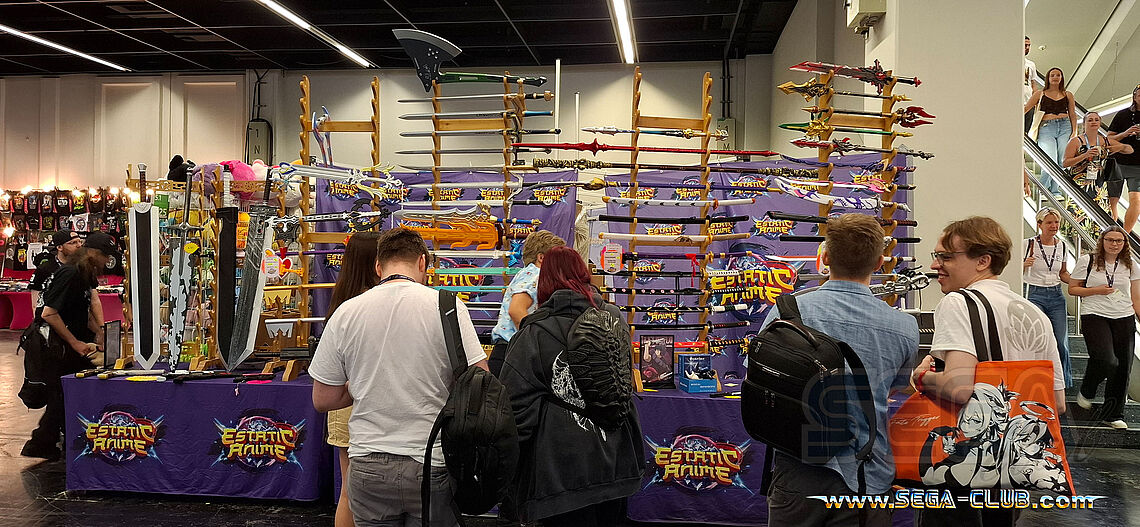 Besucher vor der Merch-Schmiede Estatic Anime für zahlreiche Waffen