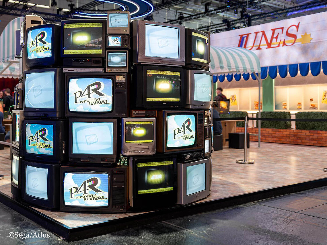 Junes Stand: die Masse an gestapelten Retro-Fernsehern imponiert! 