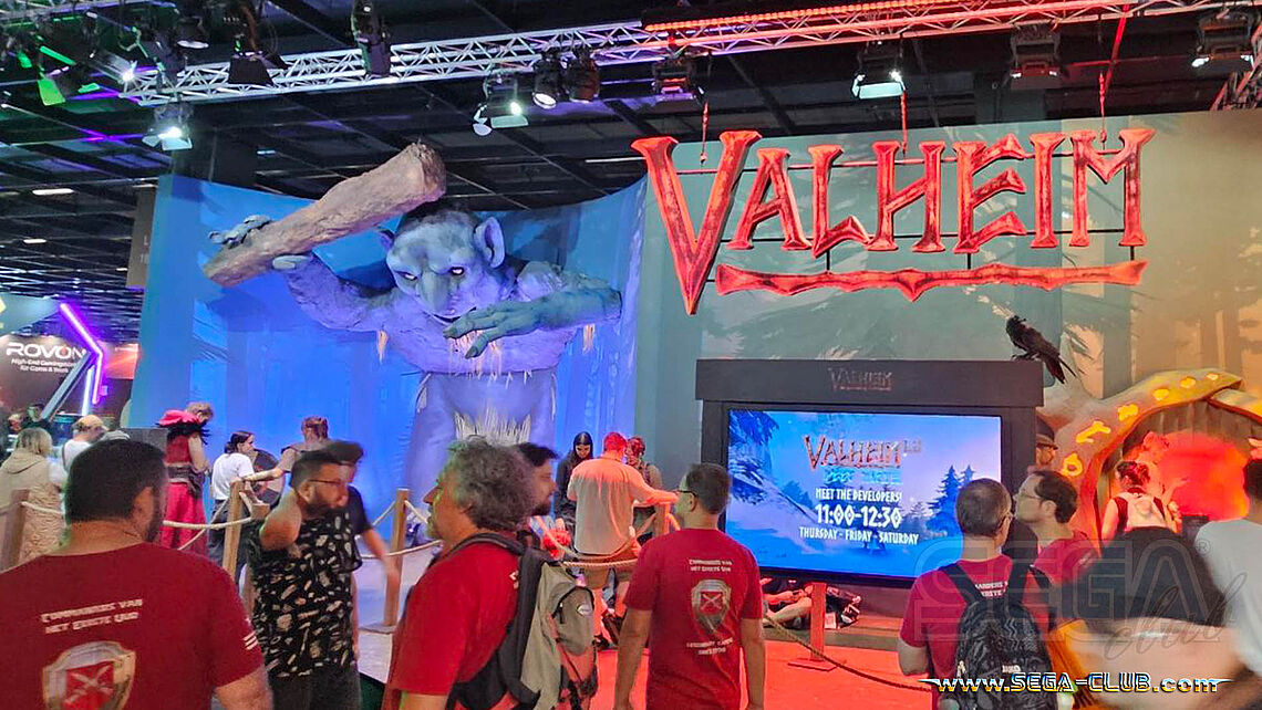 Valheim: Spieler stehen an, um ins Innere zu gelangen: bewacht durch einen Kobold mit Keule