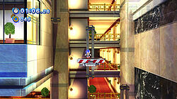 Classic Sonic auf einer Aufzugsplattform in ein höheres Stockwerk