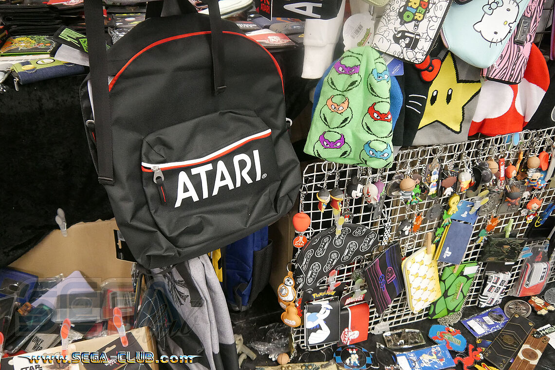 Viele Utensilien mit einem ATARI Rucksack im Fokus